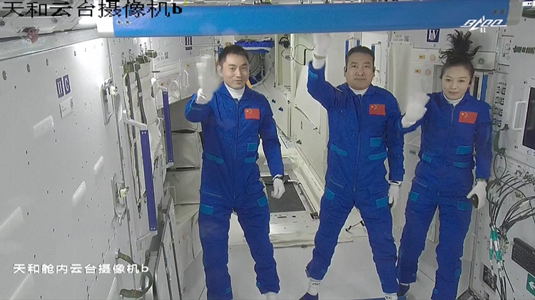 航天员乘组报告进入天和核心舱。（图源：CCTV+）_副本.png
