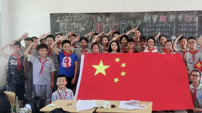 岳阳多个学校开展“同升国旗 童唱国歌”主题活动