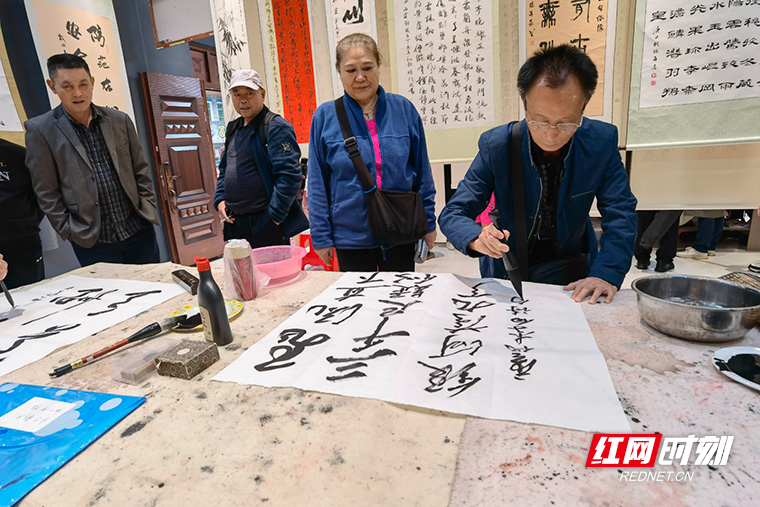 书画之中显艺术 谈笑之间是幸福1.jpg