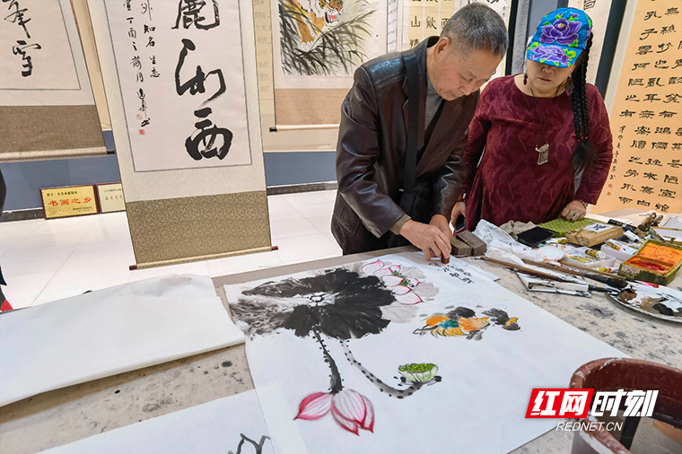 书画之中显艺术 谈笑之间是幸福2.jpg