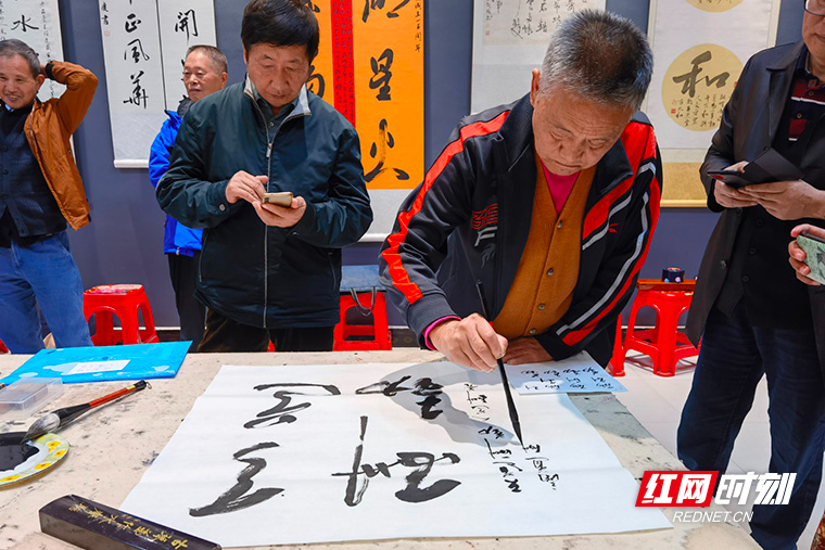 书画之中显艺术 谈笑之间是幸福3.jpg