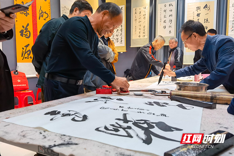 书画之中显艺术 谈笑之间是幸福4.jpg