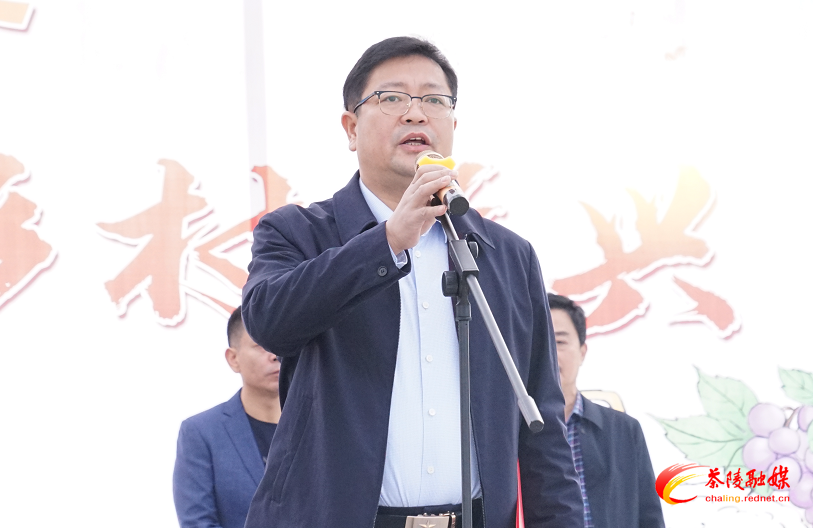 县委副书记,代县长杨红兵宣布展销会正式启动