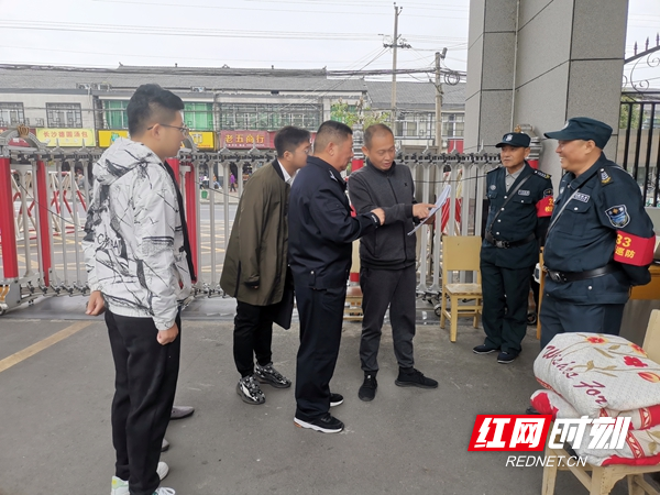图二：在桃花源一中检查登记不带头盔台账.jpg