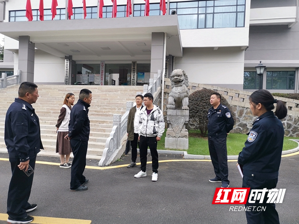 图四：督查组与单位负责人交换整改意见.jpg