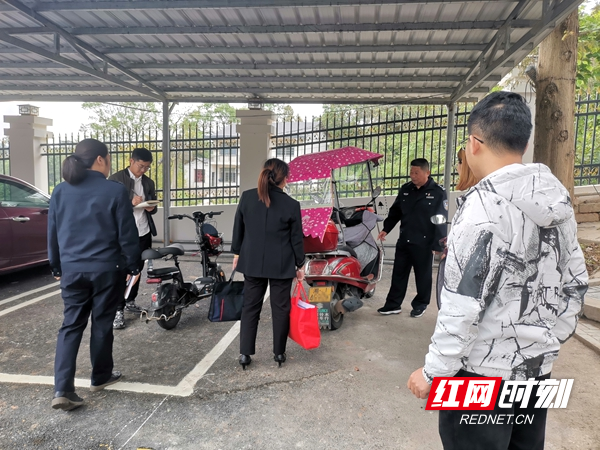 图三：在桃仙岭街道办事处检查到一辆加装伞蓬的车辆.jpg