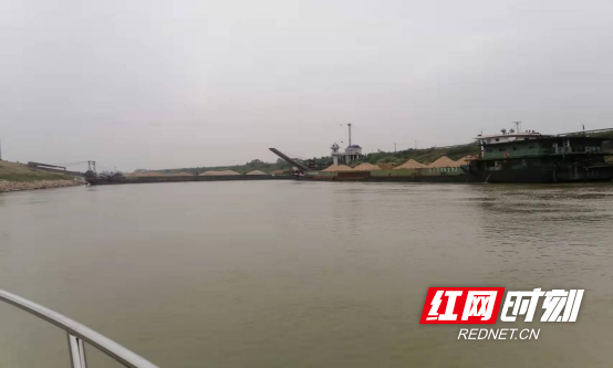益阳市水运事务中心紧急救助搁浅船舶378.png