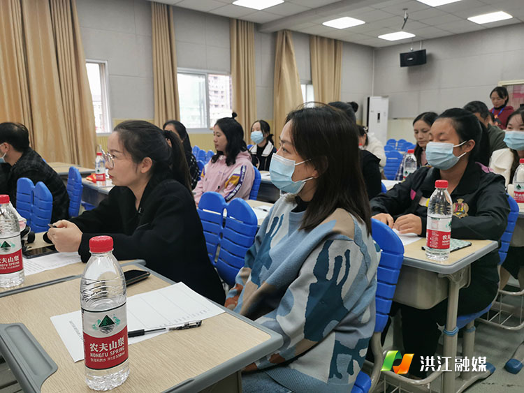 家委会认真倾听.jpg