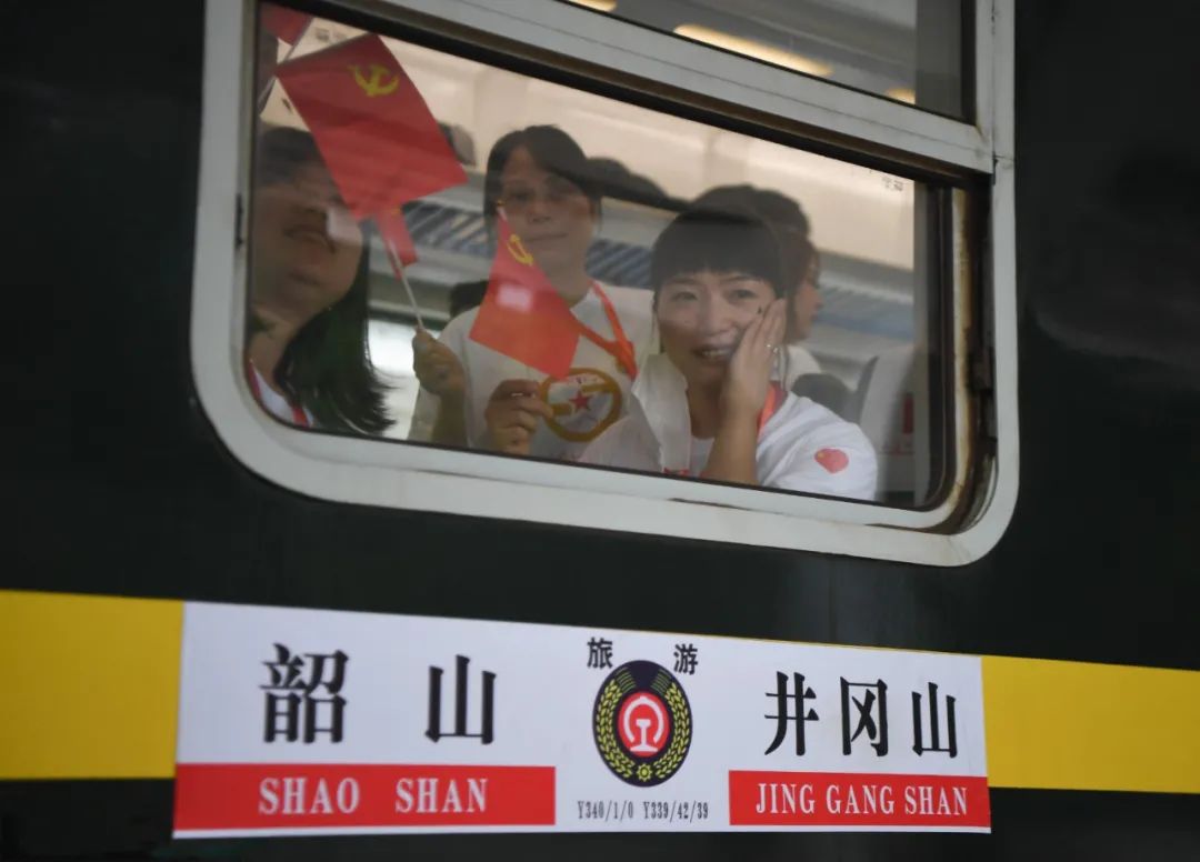 6月18日,首趟韶山至井冈山红色专列从韶山火车站开出薛宇舸 摄