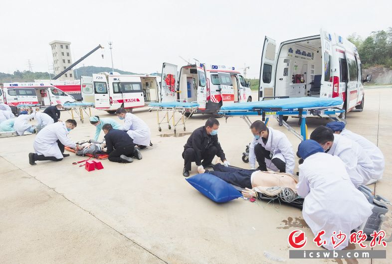 　　120急救人员对“伤员”进行检伤分类并立即送医治疗。长沙晚报通讯员 彭甜 供图