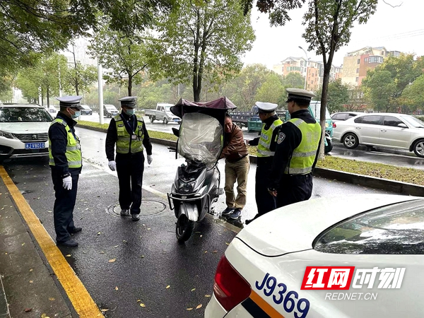 图一：交警整治“两车”不戴安全头盔和非法加装伞篷行为.jpg