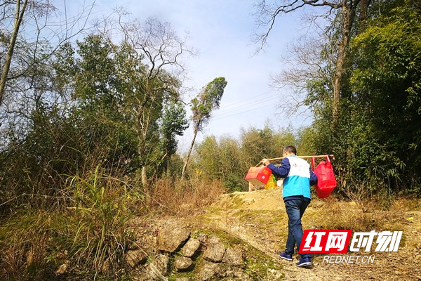 背物资走几公里的山路，送到服务对象手中_副本.jpg