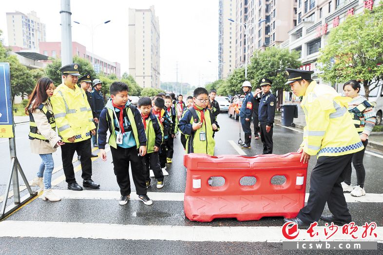 　　大瑶镇李畋完小门口，家长志愿者和学校保安、执法队员等一起在放学时为孩子们保驾护航。长沙晚报全媒体记者 颜开云 摄