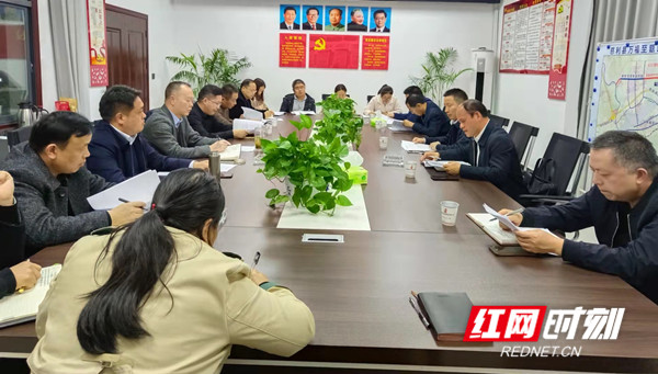 县领导调研县属国有企业工作.jpg