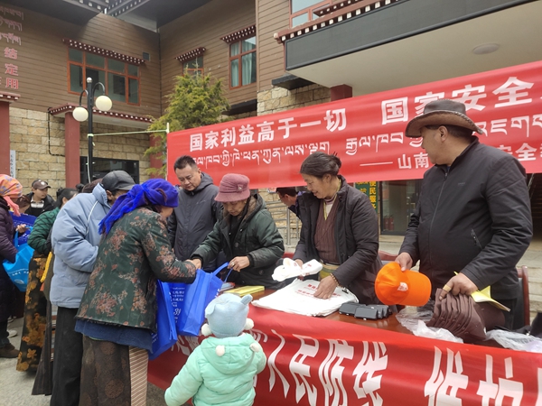 玉麦乡开展 “我为群众办实事”实践活动——政策宣讲活动。_副本.jpg