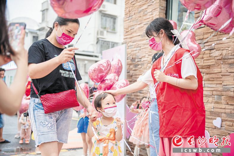 　　今年七夕，雷锋志愿者走上街头，为市民派发粉色气球和七夕定制口罩。长沙晚报全媒体记者 贺文兵 摄