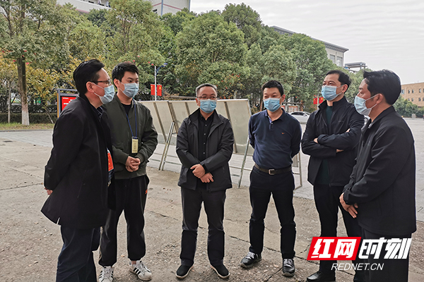 十三中考点工作人员向杨胜跃副市长一行汇报考务工作.jpg