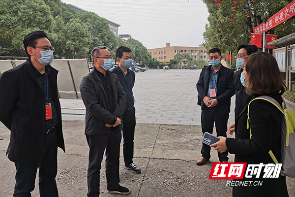 杨胜跃副市长与走出考场的考生交流.jpg