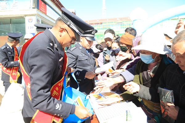 图为我市经侦日宣传活动现场。_副本.jpg