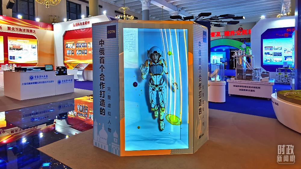 △这是通过三维全息装置展示的中俄合作打造的完整虚拟人物“娜娜”。（总台央视记者郭鸿拍摄）