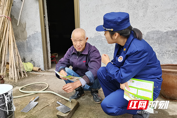 邓文婕下村在群众家中给群众传达消防知识。.jpg