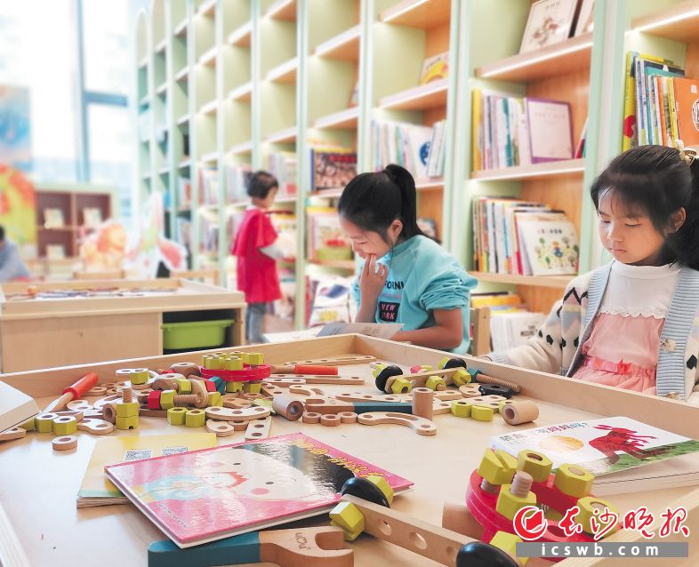 　　乐之书店雨花店二楼的绘本馆是小读者的探索乐园。长沙晚报全媒体记者  黄能 摄