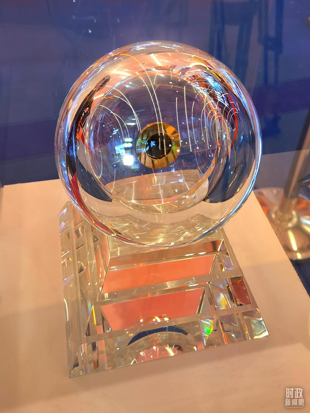  △“嫦娥五号”月壤颗粒。（总台央视记者石丞拍摄）