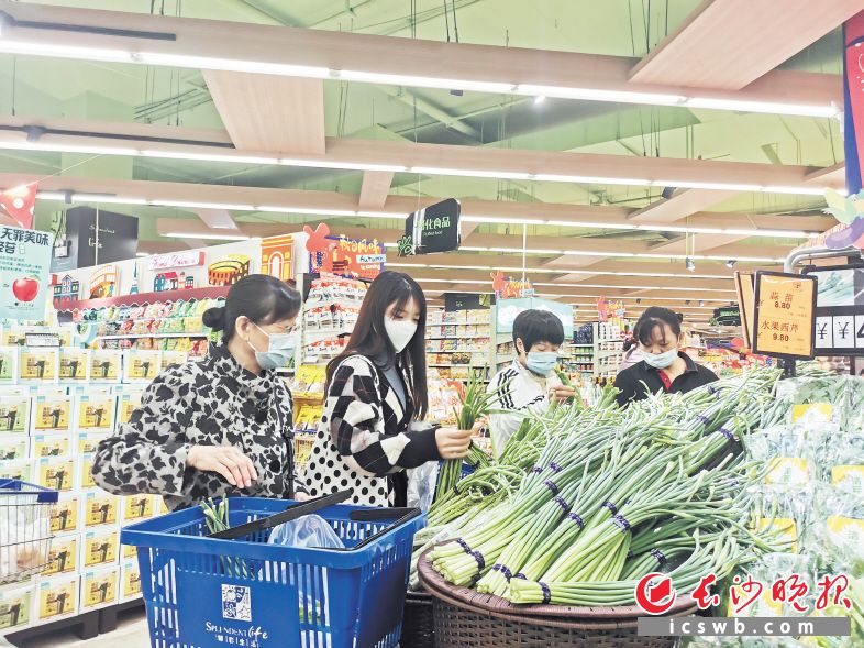 　　晚报大道一家超市内市民在选购蔬菜。长沙晚报全媒体记者刘捷萍 摄