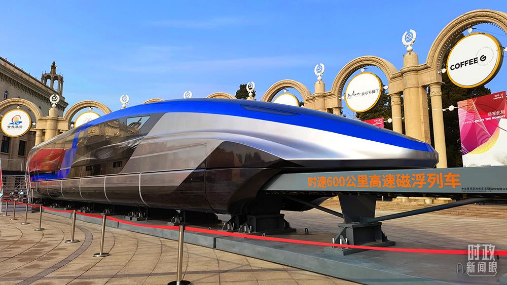 △时速600公里高速磁浮列车，这是实车的五分之一。（总台央视记者石丞拍摄）