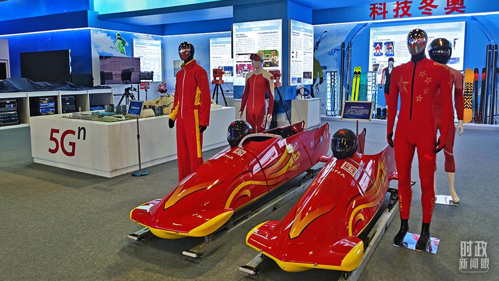△国内首台双人碳纤维雪车身披中国红“战袍”亮相。（总台央视记者郭鸿拍摄）