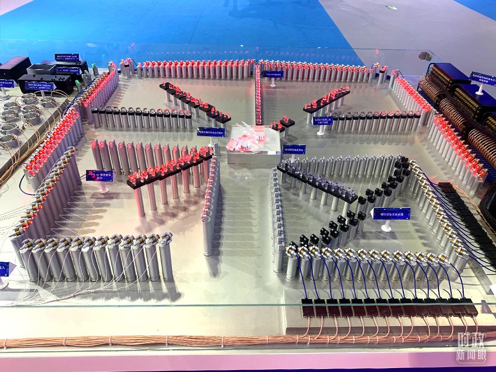 △“九章”量子计算原型机模型。它处理“高斯玻色取样”的速度比超级计算机快一百万亿倍，也就是说“九章”一分钟完成的任务，超级计算机需要一亿年。（总台央视记者范一鸣拍摄）