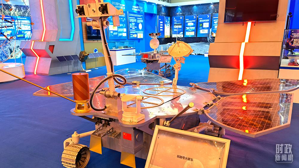 △祝融号火星车模型。（总台央视记者石丞拍摄）