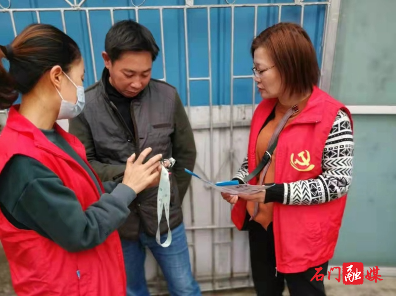 志愿者开展APP安装流动宣传.jpg