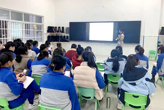 武陵源区索溪中心幼儿园组织开展普通话培训.jpg