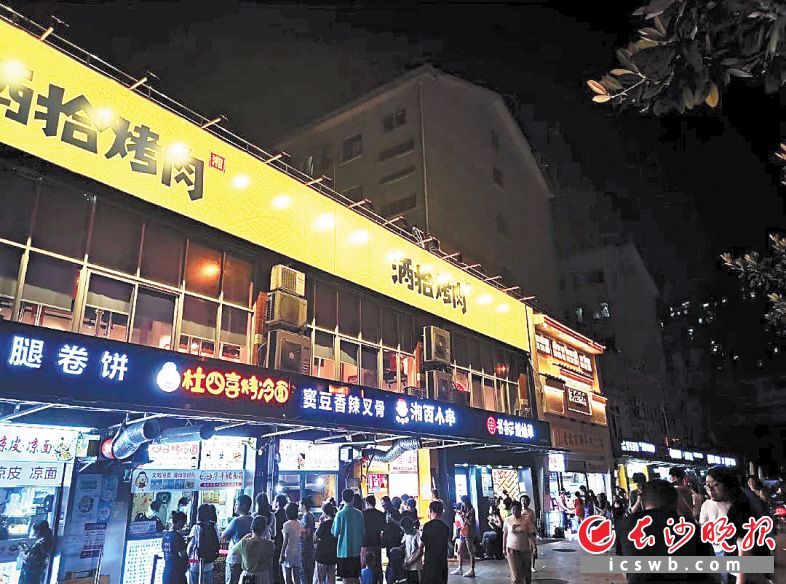 　　如今的林科大后街热闹非凡，成为美食如云的校园商业街。　　长沙晚报全媒体记者 范宏欢 摄