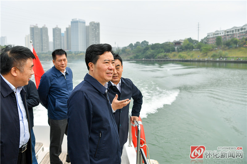 10月28日上午，市委副书记、市长、市总河长黎春秋调研怀化港鹤城港区选址工作并在㵲水河巡河。（本报记