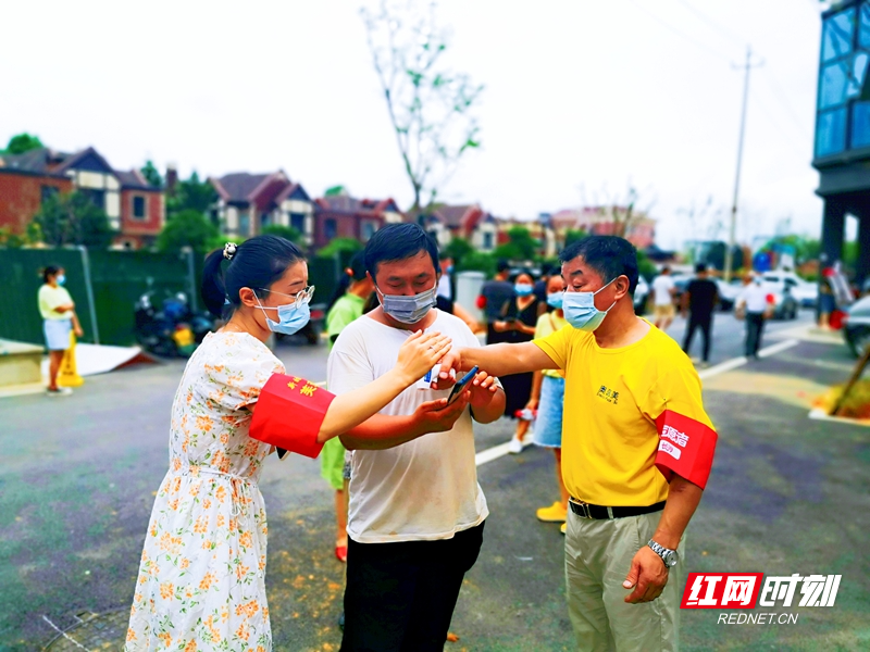 党员罗德清、罗梦迪积极协助“五小门店”经营业主做核酸检测_副本.jpg 党员罗德清、罗梦迪积极协助“五小门店”经营业主做核酸检测_副本.jpg