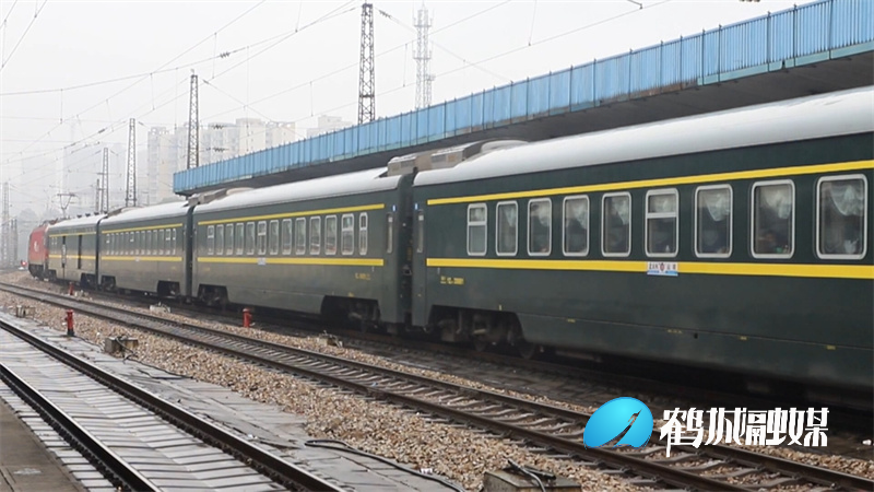 怀化火车站：增开两趟列车 方便旅客出行（半成品）.mp4_20211029_161639.738.jpg
