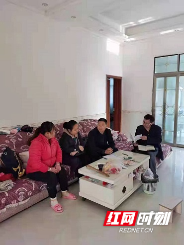 区机关事务中心干部在枫香岗街道丁家溶社区入户走访.jpg