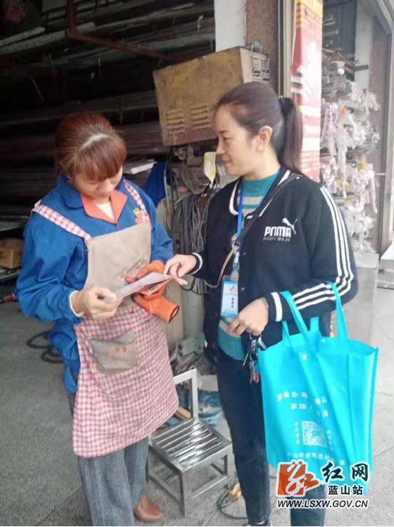 网格员入户助力，保障冬季取暖安全.jpg