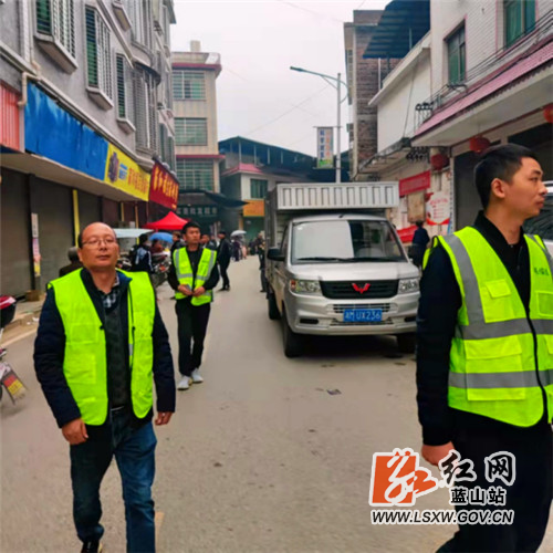 毛俊镇开展农村“马路市场”整治行动.jpg