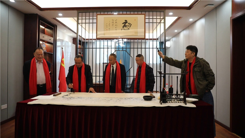 怀化天泉酒业有限公司党支部举行不忘初心书画现场笔会.mp4_20211101_175140.372_副本.jpg