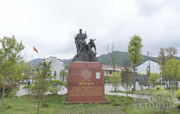 600-茶陵县湾里村红军广场上的雕塑。（本报记者 方阳 摄）