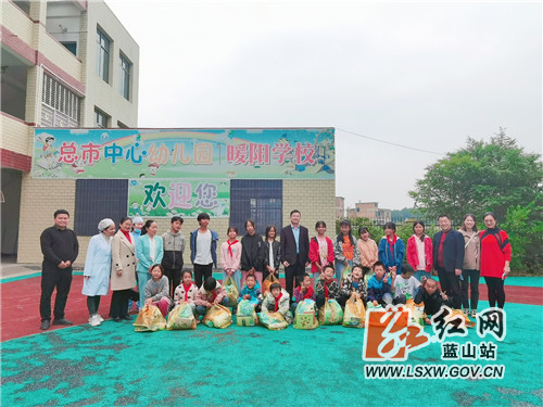 蓝山爱心人士为暖阳学生送温暖.jpg
