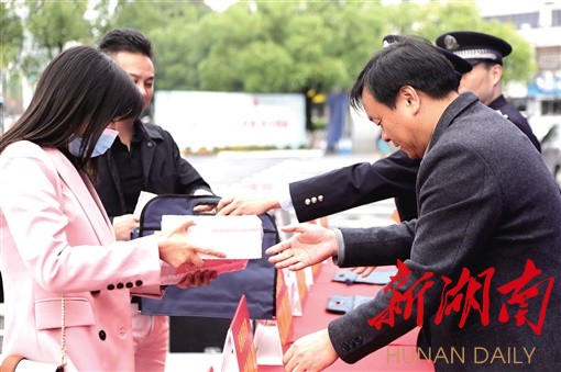  9月18日，益阳市公安局朝阳分局举行集中退赃退赔仪式。图为受害者在现场领取追回的现金。王浩 摄