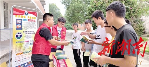  9月6日，南县明山头镇平安办组织志愿者开展禁毒法治宣传进校园活动。刘恒翔 摄