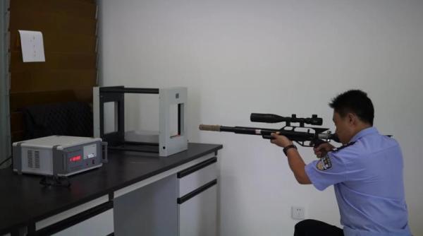 警方一一鉴定收缴的枪支。