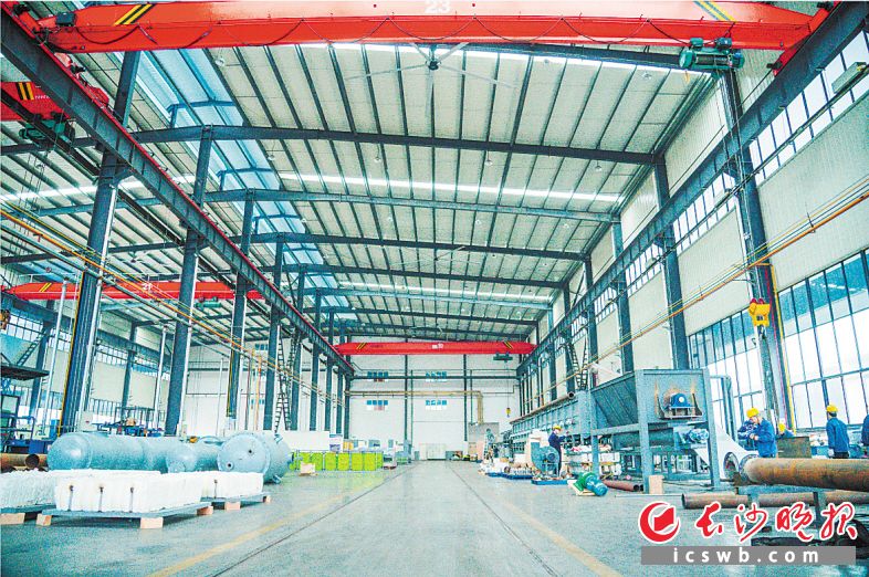 湖南顶立科技有限公司生产车间一角。 长沙晚报通讯员 武茜 摄