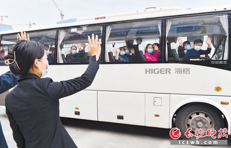 　　11月3日，银川返湘的191名湖南籍旅客在望城区大汉研学酒店完成集中隔离观察，踏上回家的路，离开时与酒店工作人员挥手告别。  长沙晚报全媒体记者 邹麟 摄
