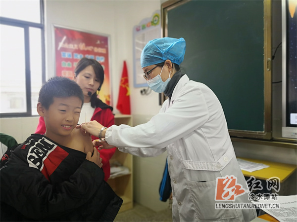 冷水滩区珍珠小学：有序组织适龄学生接种新冠疫苗1.jpg